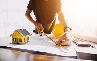 Architekt Konzept, Architekten Arbeiten mit Blaupausen im das Büro, Jahrgang bewirken foto