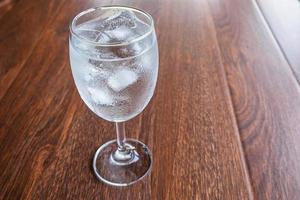Glas mit Eiswasser foto