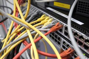 Netzwerk Technologie - - mehrere bunt Kabel im ein es und Server Zimmer foto