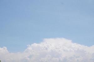 schönes Panorama von Himmel und Wolken foto