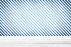 Weiß Holz Tabelle mit Himmel Blau und Weiß Streifen im diagonal Muster Hintergrund, geeignet zum Produkt Anzeige und Geschäft Konzept. foto