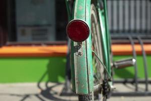 alt Fahrrad. rot Licht auf Flügel von Fahrrad. Grün Transport. foto