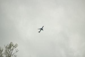 Flugdaten. kleines Flugzeug im grauen Himmel. foto