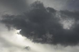 Wolke verdeckt Sonne. grauer Himmel. wolkiges Wetter. foto