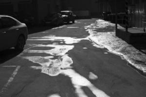 Lois auf Straße. Wasser auf Asphalt. Straße im Stadt. foto