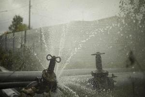 Rohrbruch. Wasser strömt aus Rohren. industrielle Katastrophe. foto