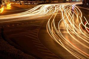 Langzeitbelichtung von fahrenden Autos in der Nacht foto