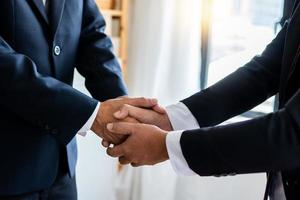 erfolgreiches Verhandlungs- und Handshake-Konzept, zwei Geschäftsleute geben dem Partner die Hand, um Partnerschaft und Teamwork zu feiern, Geschäft foto
