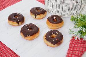 Donuts mit köstlich Schokolade Glasur wie ein Hintergrund foto