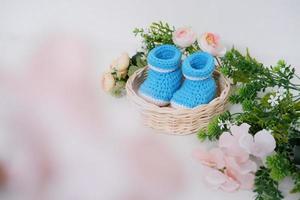 süß Baby häkeln Schuhe wie ein Hintergrund foto