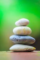 Zen-Steine auf grünem Grund