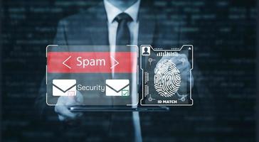 E-Mail-Konzept mit Laptop-Spam und Virencomputer-Monitor Internet-Sicherheitskonzept, Geschäftsmann, der E-Mail mit einem Laptop liest. Spam, Junk und E-Marketing auf dem Bildschirm, Popup-Warnung für Spam-E-Mails. foto