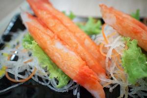 frische Krabbenstange mit Gemüse auf einem Teller foto
