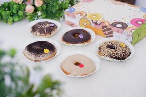 Donuts mit köstlich Glasur wie ein Hintergrund foto