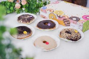 Donuts mit köstlich Glasur wie ein Hintergrund foto