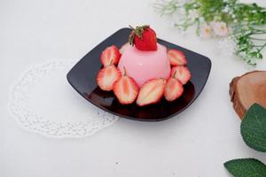 Pudding mit köstlich Erdbeeren wie ein Hintergrund foto