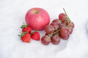 köstlich Erdbeeren, Äpfel und Trauben wie ein Hintergrund foto