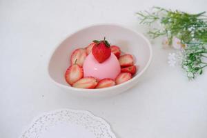 Pudding mit frisch Erdbeeren wie ein Hintergrund foto