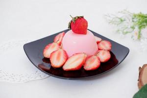 Pudding mit köstlich Erdbeeren wie ein Hintergrund foto