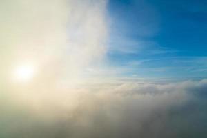 Nebel und Himmel am Morgen foto