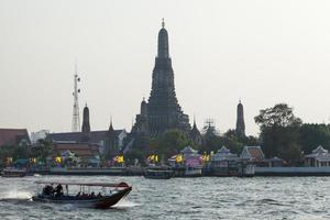 Bootsfahrt im Fluss bei Wat Arun, Thailand