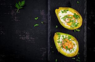 Avocado gebacken mit Ei und frisch Salat. Vegetarier Gericht. oben Sicht, Overhead. ketogen Diät. Keto Essen foto