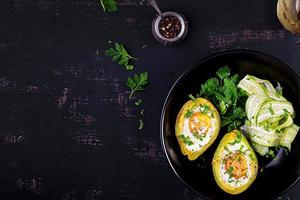 Avocado gebacken mit Ei und frisch Salat. Vegetarier Gericht. oben Sicht, Overhead. ketogen Diät. Keto Essen foto