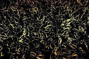 abstrakt Gold trimmen auf schwarz Mauer im Blatt Form. foto