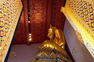 uralt golden Buddha Bild beim wat Gebet Wongsawat Tempel wo ist ein berühmt Wahrzeichen, gelegen neben Denkmal Brücke Bangkok, Thailand. foto