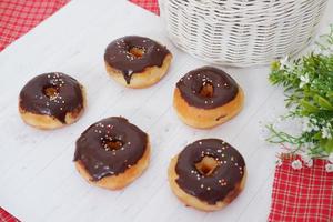 Donuts mit köstlich Schokolade Glasur wie ein Hintergrund foto