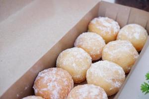 köstlich Schneeball Donuts wie ein Hintergrund foto