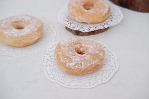 köstlich Schnee Donuts wie ein Hintergrund foto
