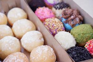 Ball Donuts mit verschiedene Aromen wie ein Hintergrund foto