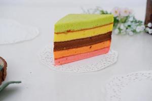 köstlich Regenbogen Kuchen Scheibe wie ein Hintergrund foto