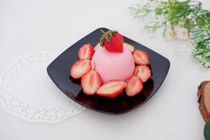 Pudding mit köstlich Erdbeeren wie ein Hintergrund foto