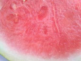 Wassermelone mit enorm vergrößert Makro Schuss und schließen oben Schuss auf Holz Tabelle foto