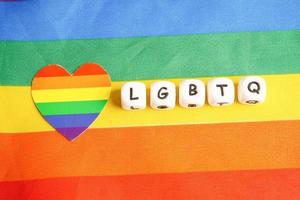 lgbt-textcharakter mit regenbogenflaggenherz für symbol des stolzmonats lesbisch, schwul, bisexuell, transgender, menschenrechte, toleranz und frieden. foto