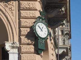 Jahrgang draussen Mauer montiert Uhr foto