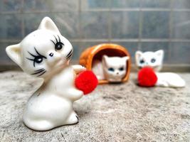 neko Figur, Keramik Katzen Skulptur Platz auf draussen mit abstrakt Hintergrund foto