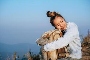 Porträt von asiatisch Wanderer Frau mit Rucksack entspannend auf Berg und genießen foto