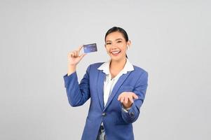 junge schöne frau in formeller kleidung für offizier mit kreditkarte foto
