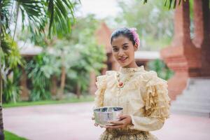 Portrait schöne Frau beim Songkran-Festival mit traditioneller thailändischer Tracht foto