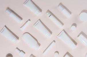 Weiß Plastik Rohre, Gläser und andere bilden von Verpackung zum Kosmetika auf ein Beige Hintergrund, oben Aussicht foto