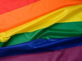 Textil- Regenbogen Flagge mit Wellen, Symbol von Freiheit von Wahl von Lesben, Schwule, Bisexuelle und Transgender Menschen, lgbt Kultur foto