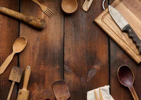 hölzern Küche Jahrgang Artikel Messer, rollen Stift, leeren Löffel auf braun hölzern Tisch, oben Aussicht foto