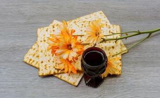 Wein und Matzoh jüdisch Passah Brot Matze foto