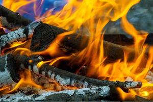 brennende flammen und glühende kohle im bbq, hdr-bild foto