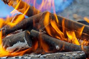 Holzkohle, die im Grill oder im Hintergrund und in der Textur des Rahmens brennt. foto