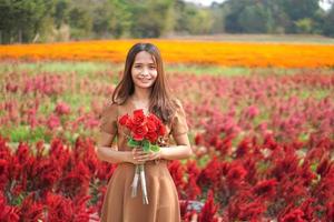 asiatisch Frau lächelnd glücklich unter schön Blumen foto