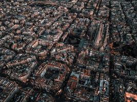 Antenne Aussicht von Barcelona Stadt Horizont und Sagrada familia Kathedrale beim Sonnenuntergang. foto